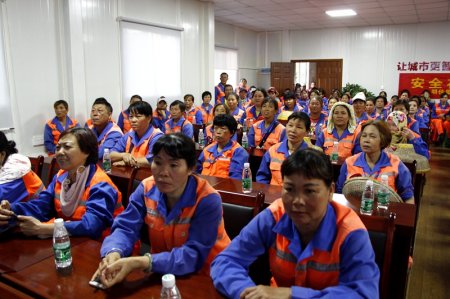 集團公司黨支部組織一線員工集中觀看《厲害了，我的國》